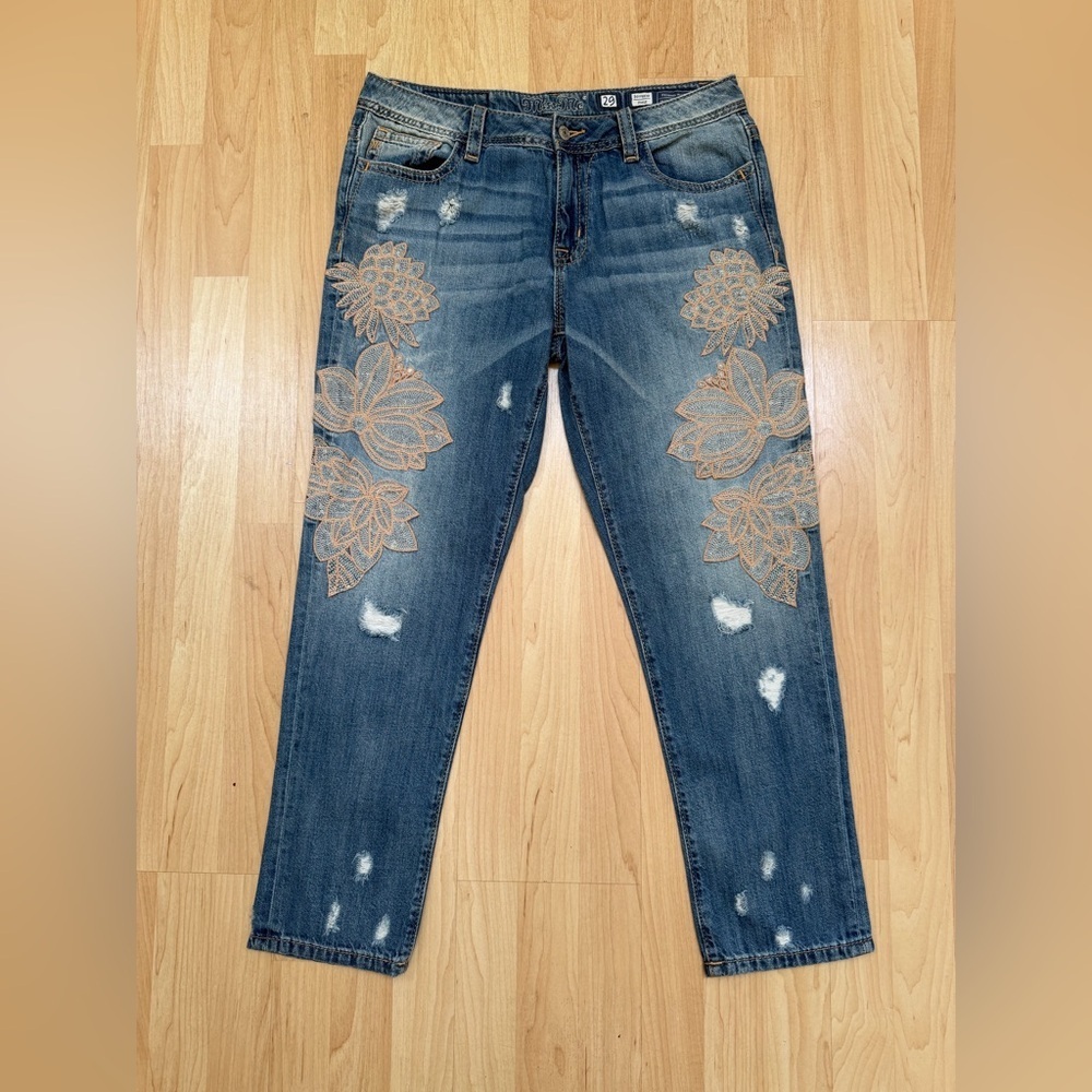 Miss Me Floral Embroidered Distressed Boyfriend Jeans Size 29 💙